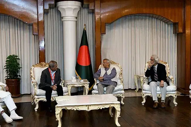 A five-member BNP delegation led by its secretary general Mirza Fakhrul Islam Alamgir meets the chief adviser at the state guest house Jamuna on Wednesday evening.  