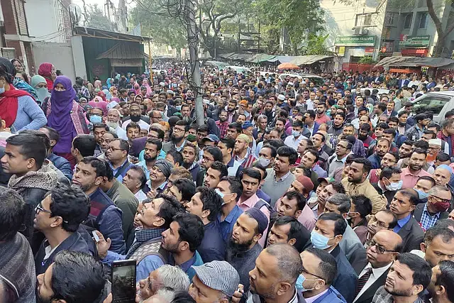 Officials and employees entering the secretariat 