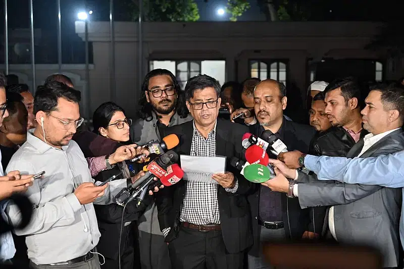 Chief adviser's press secretary Shafiqul Alam talks to the media on 30 December 2024