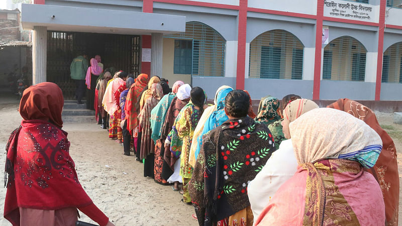 সকাল সকাল ১৯ নম্বর ওয়ার্ডে ভোটারদের লাইন। শিরোইল কলোনি উচ্চবিদ্যালয়, রাজশাহী, ৩০ ডিসেম্বর। ছবি: শহীদুল ইসলাম